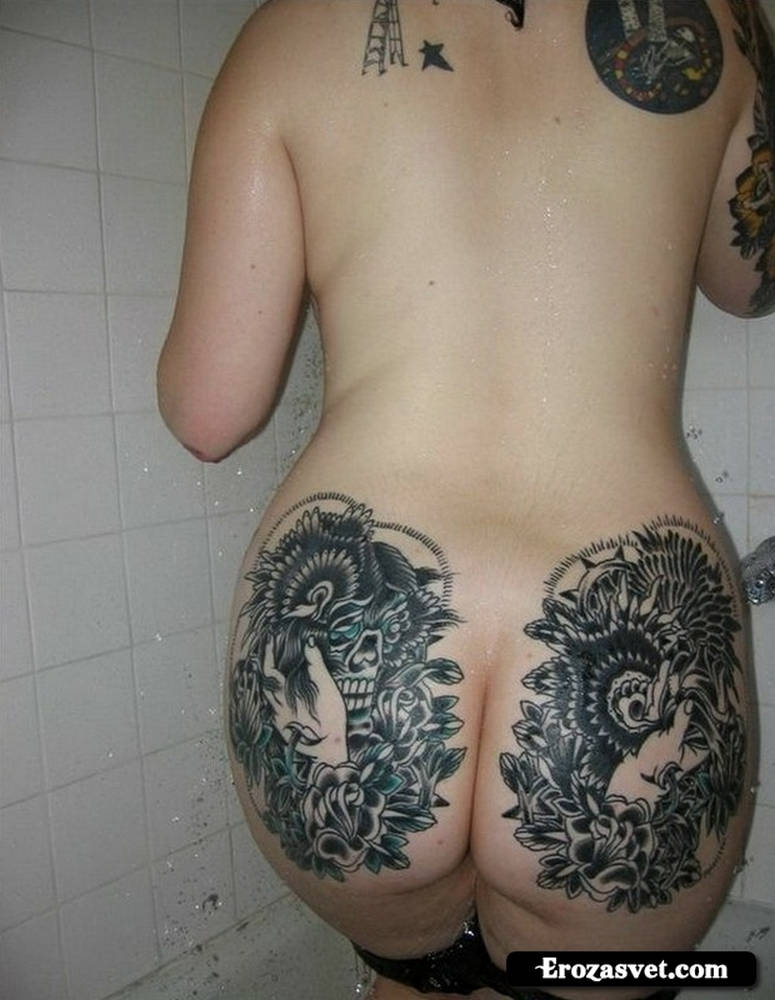 Татуированная деваха принимает душ (31 фото)