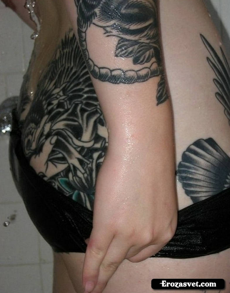 Татуированная деваха принимает душ (31 фото)