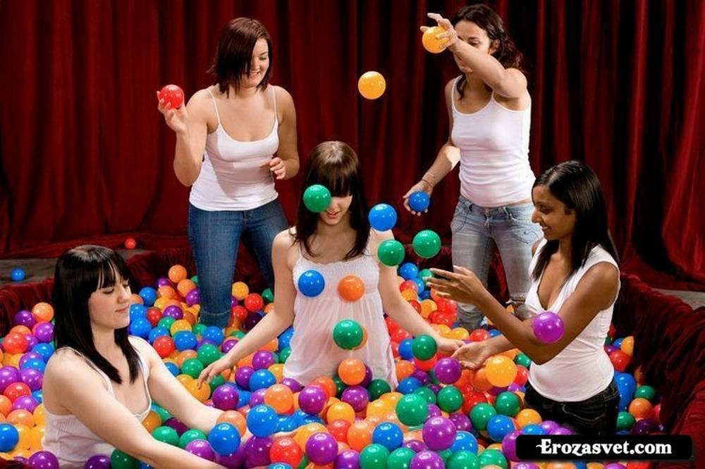 Как голые девушки играли в мячи (15 фото)