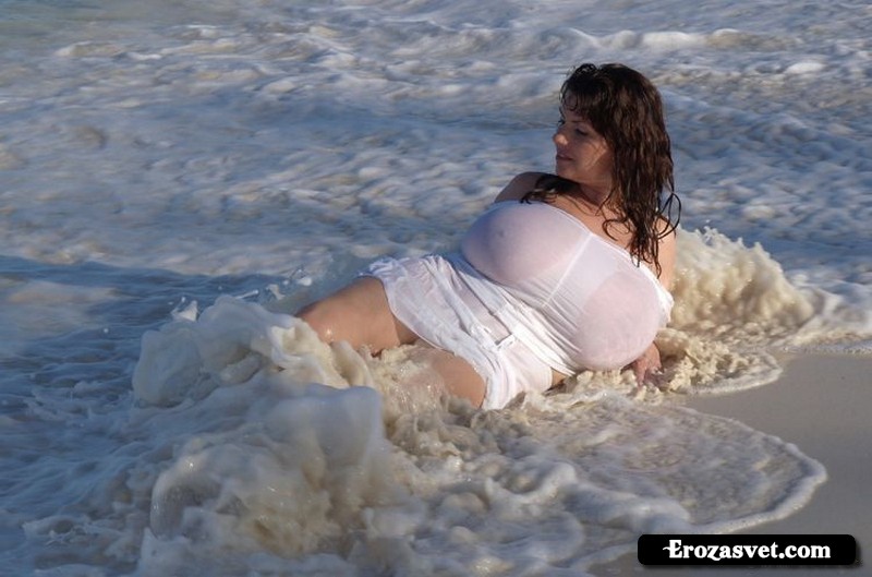 Как Милена Velba нежили ее огромные груди в океане (34 фото)