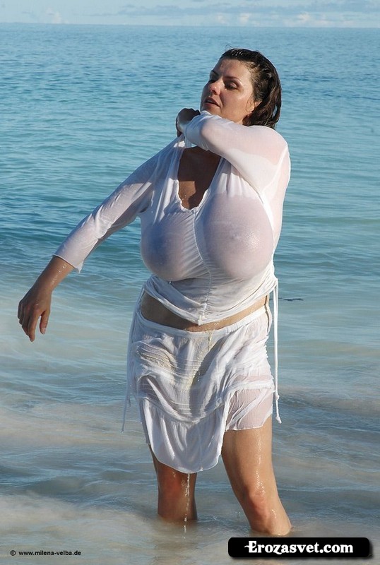 Как Милена Velba нежили ее огромные груди в океане (34 фото)