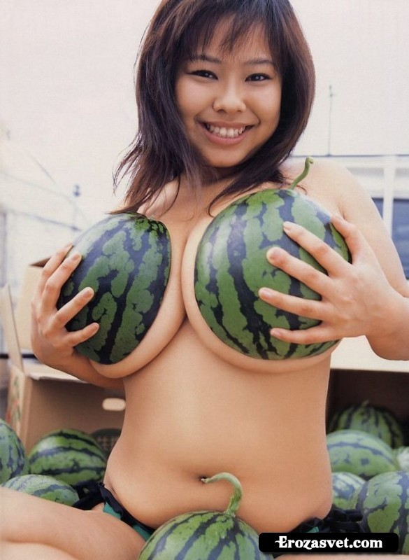 Японская девушка Фуко и арбузы (16 фото)