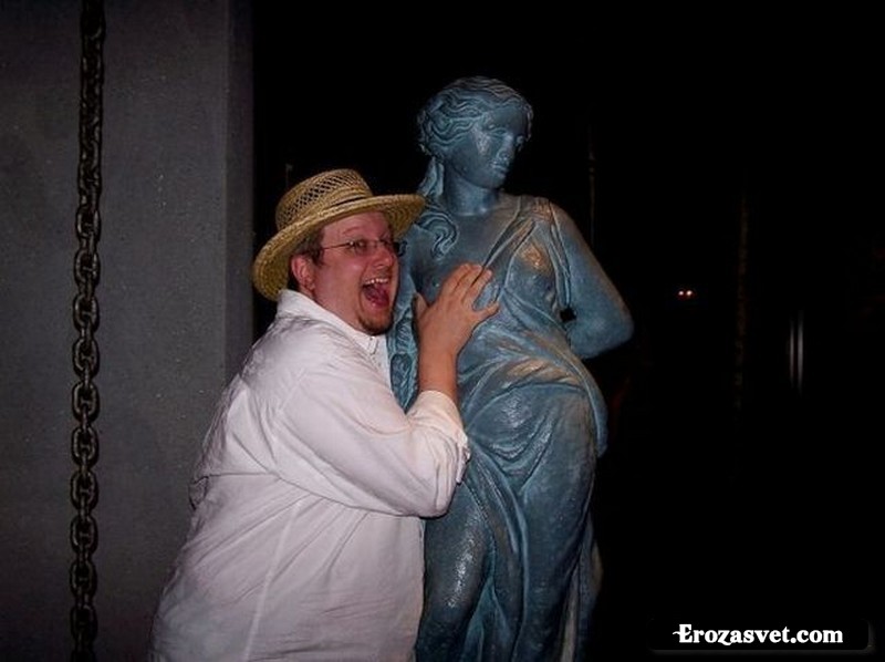 Фото секс приколы со статуями