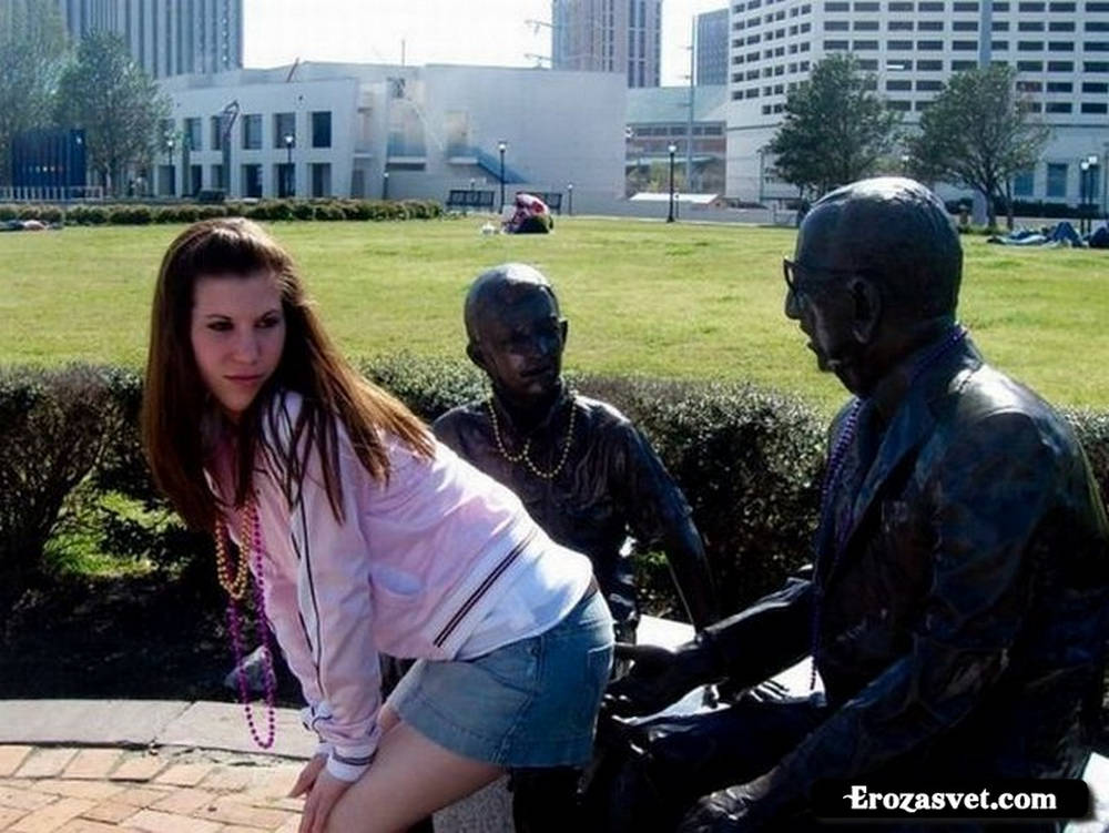 Фото секс приколы со статуями