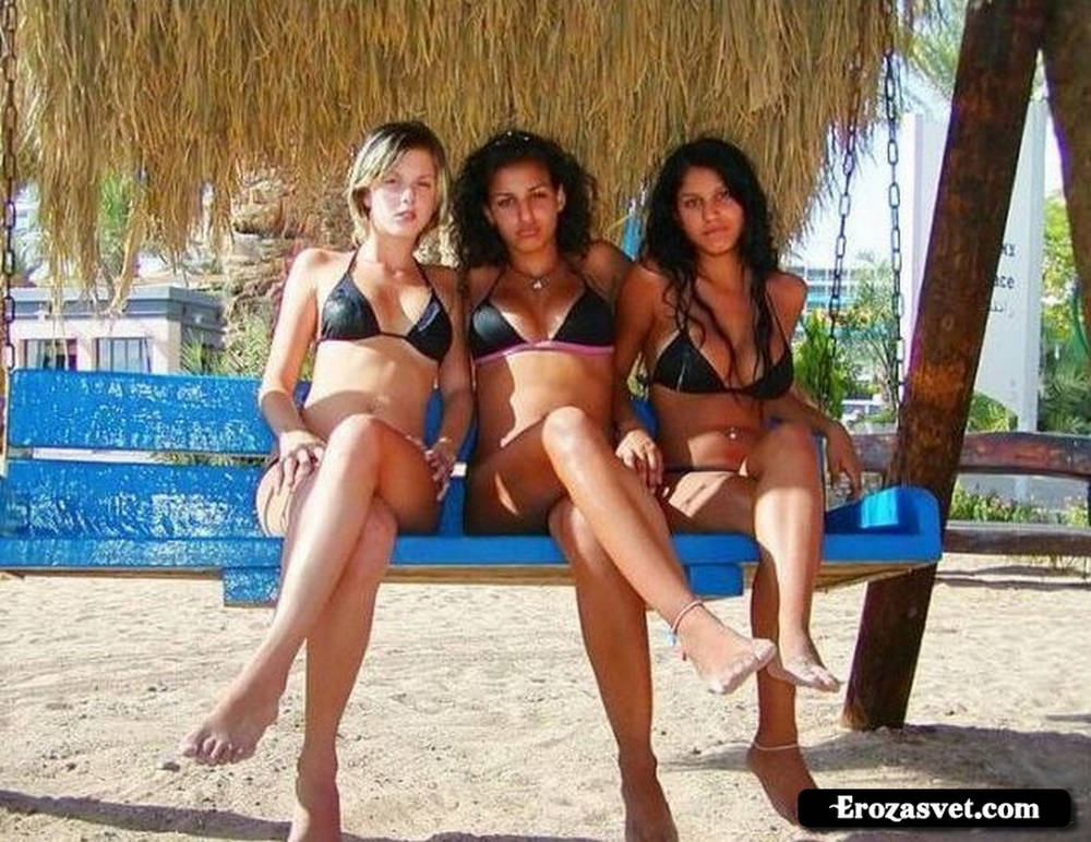 Три израильских девушек в бикини (15 фото)