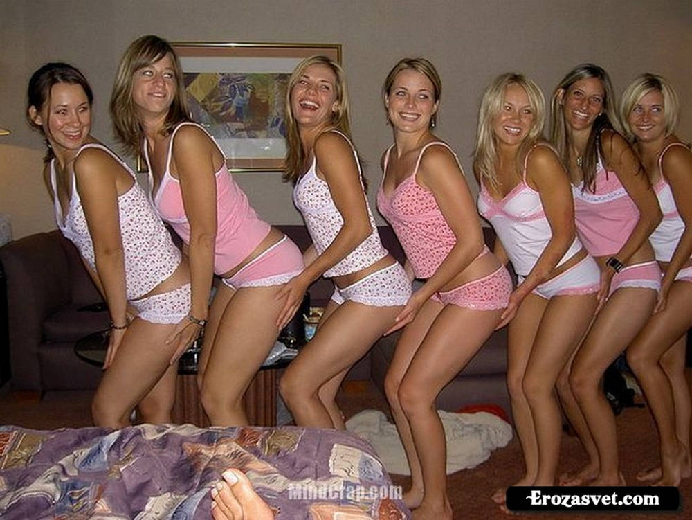Подборка девушек демонстрирующих свои задницы (99 фото)