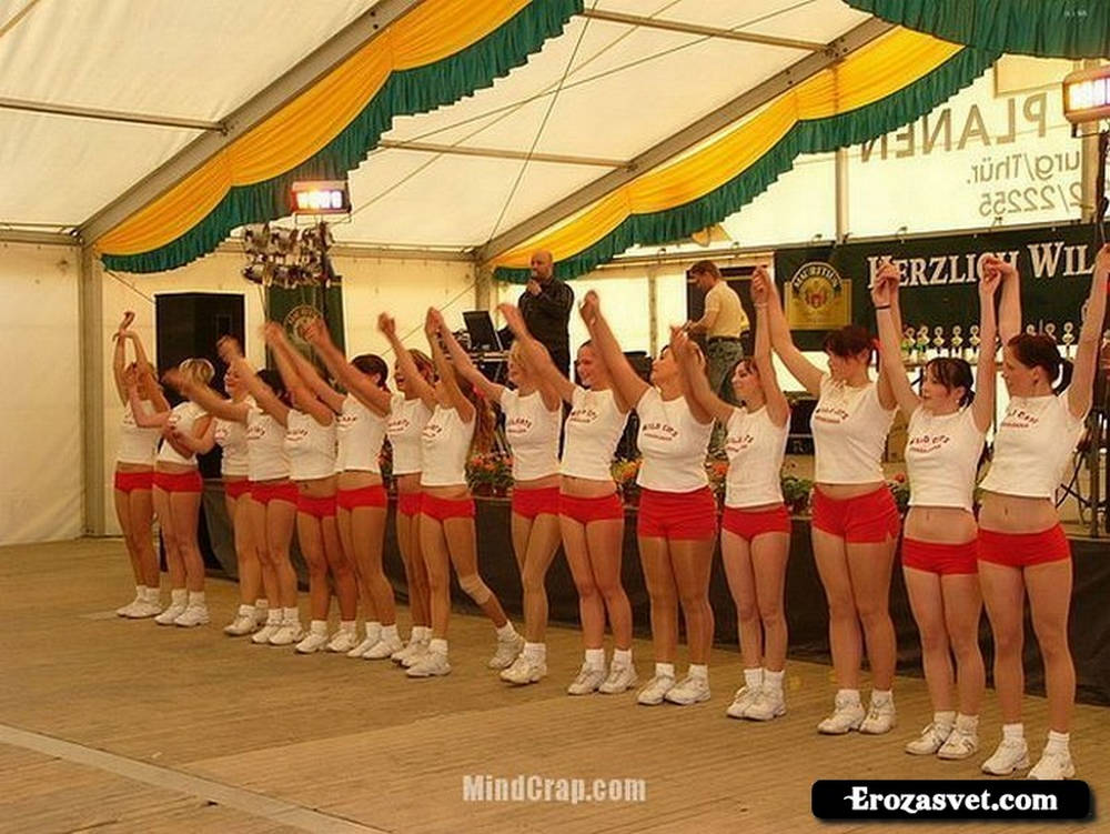 Подборка девушек демонстрирующих свои задницы (99 фото)