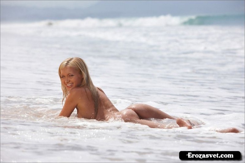 Невероятная блондинка Моника в океане (12 фото)
