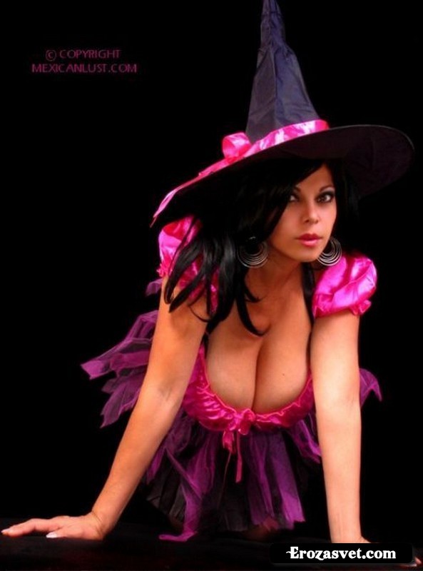 Марица Мендес в роли ведьмы с большими формами (12 фото)