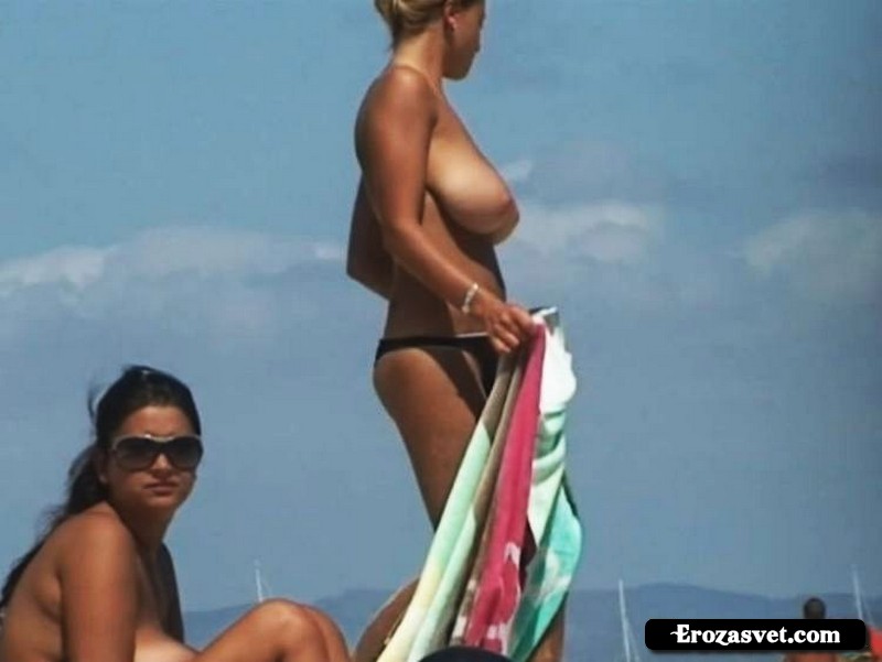 Девочка с изумительной грудью на пляже (10 фото)