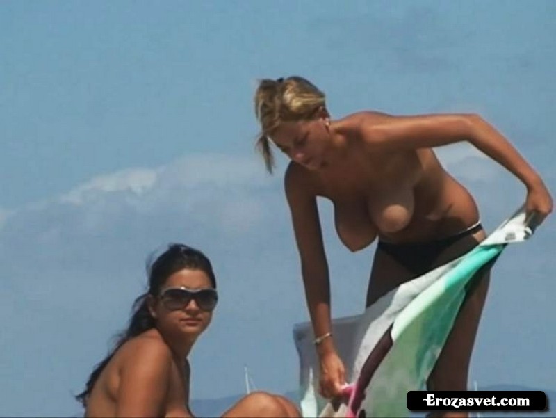 Девочка с изумительной грудью на пляже (10 фото)