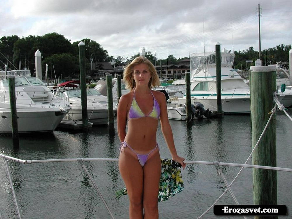 Сексуальная блондинка и ее отдых на парусной яхте (21 фото)