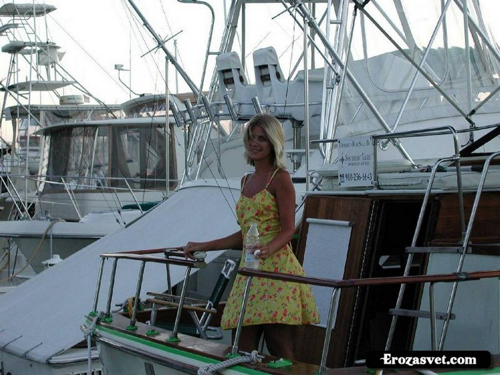 Сексуальная блондинка и ее отдых на парусной яхте (21 фото)