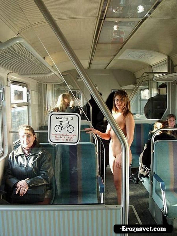 Стриптиз в поезде. Я думаю, что многим пассажирам понравилось, особенно мужчинам (13 фото)
