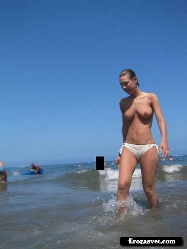 Топлесс девушки на пляже (24 фото)