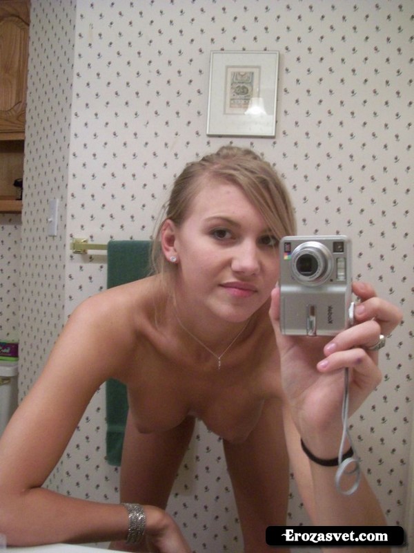 Девушка, фотоаппарат и зеркало (42 фото)