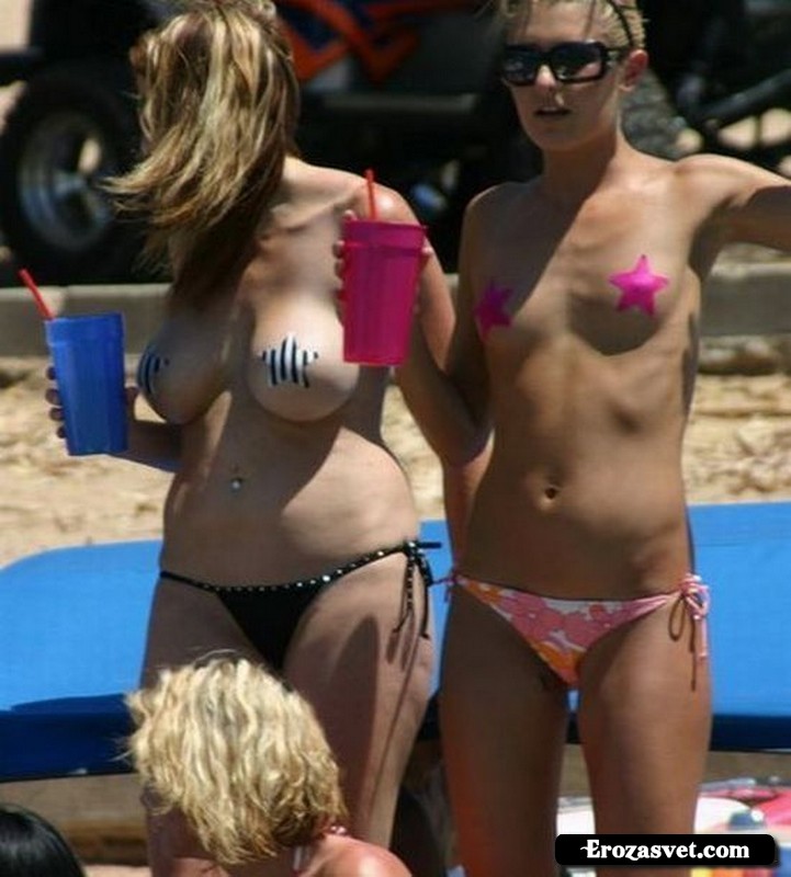 Наклейки для груди – этим летом мода тренд (28 фото)
