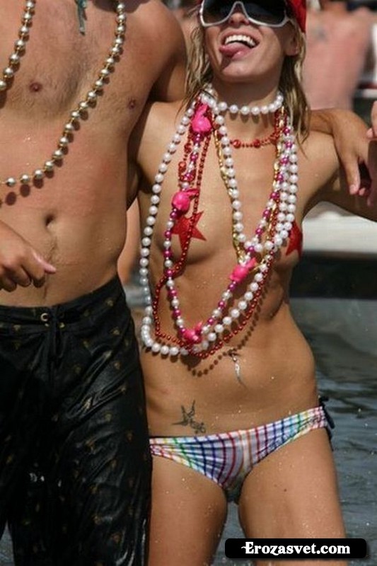 Наклейки для груди – этим летом мода тренд (28 фото)