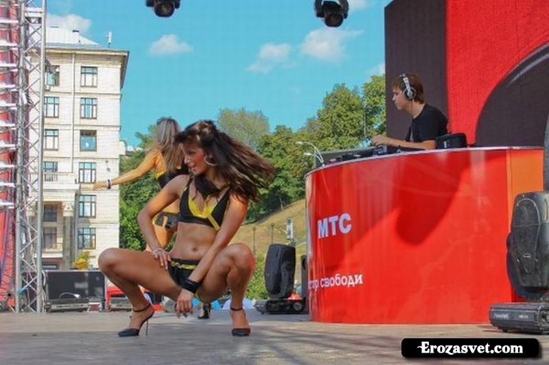 Украинские танцовщицы на концерте в нижнем белье(24 фото)