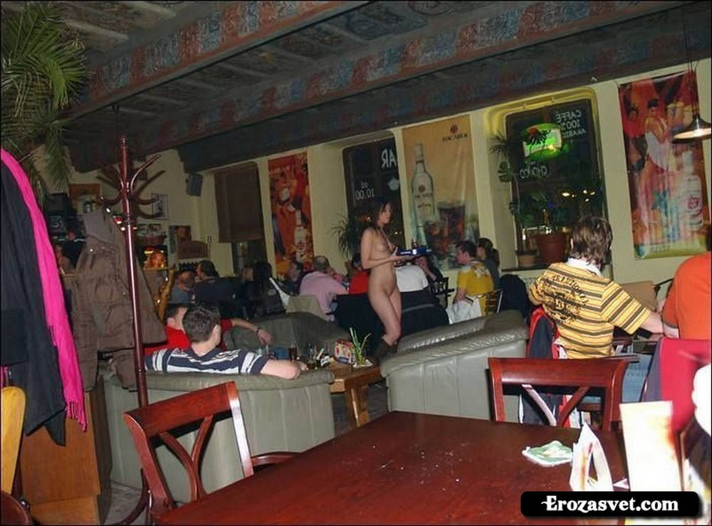 С такой официанткой, Вы не будете скучать в баре... (18 фото)