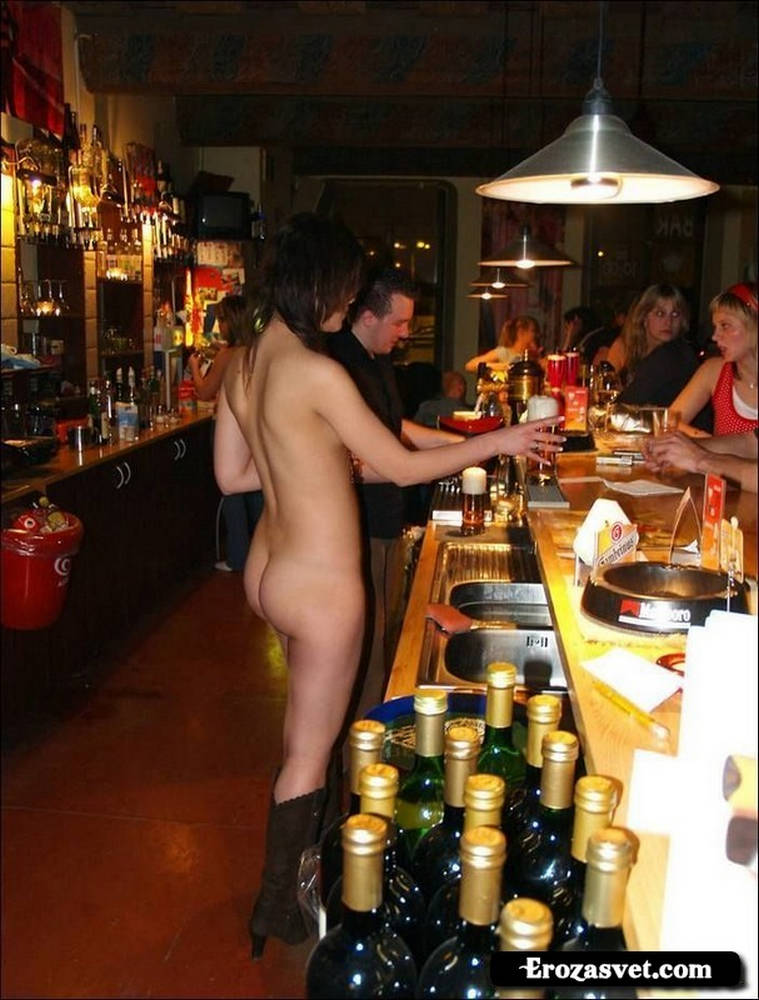 С такой официанткой, Вы не будете скучать в баре... (18 фото)