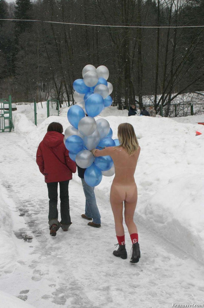 Голая девушка дарит воздушная шары незнакомым