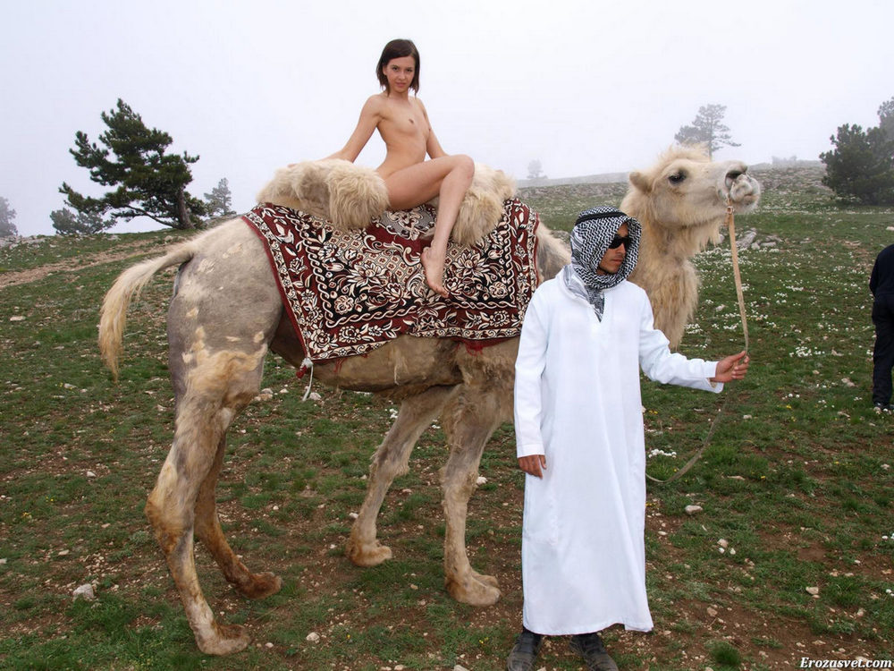 Голая девушка в пустыне с арабом