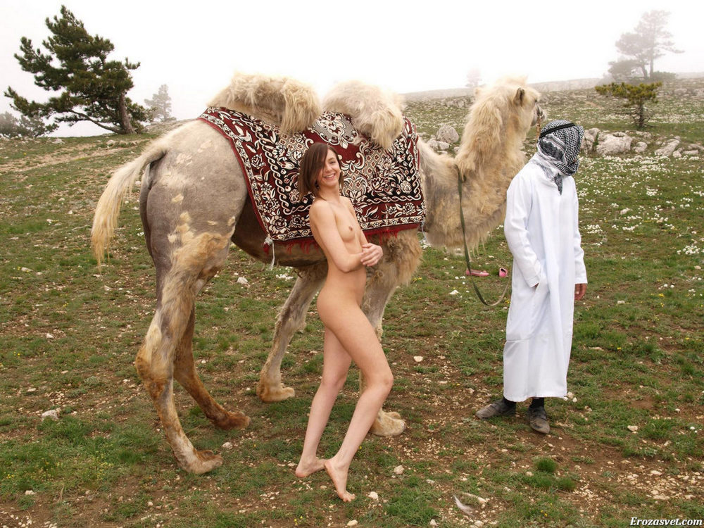 Голая девушка в пустыне с арабом