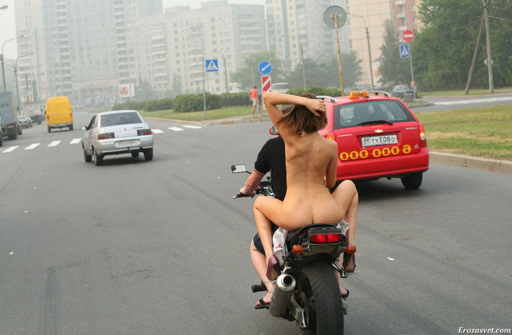 Голая на мотоцикле с мужиком