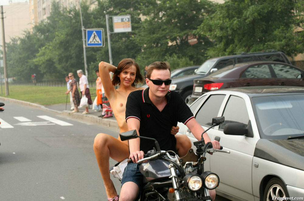 Голая на мотоцикле с мужиком