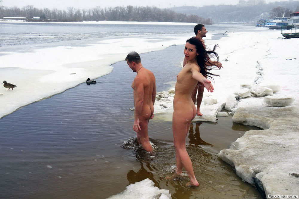 Голые русские нудисты зимой в проруби