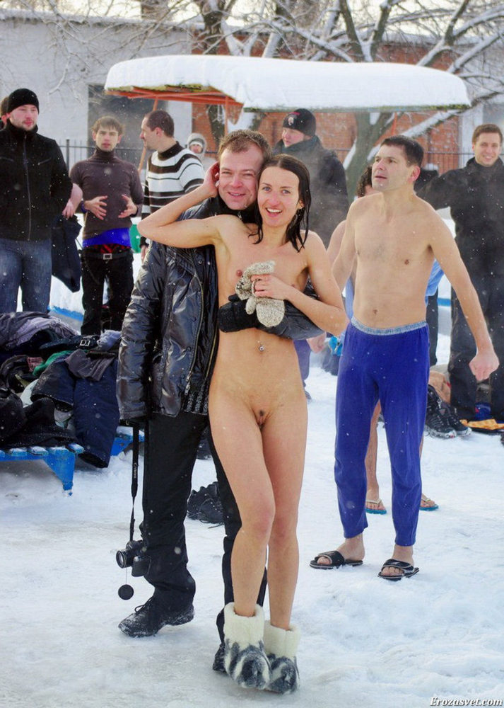 Голые русские нудисты зимой в проруби - Эро фото засветы