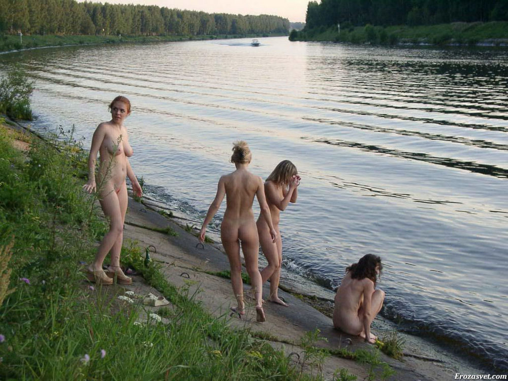 Группа голых девушек на пикнике