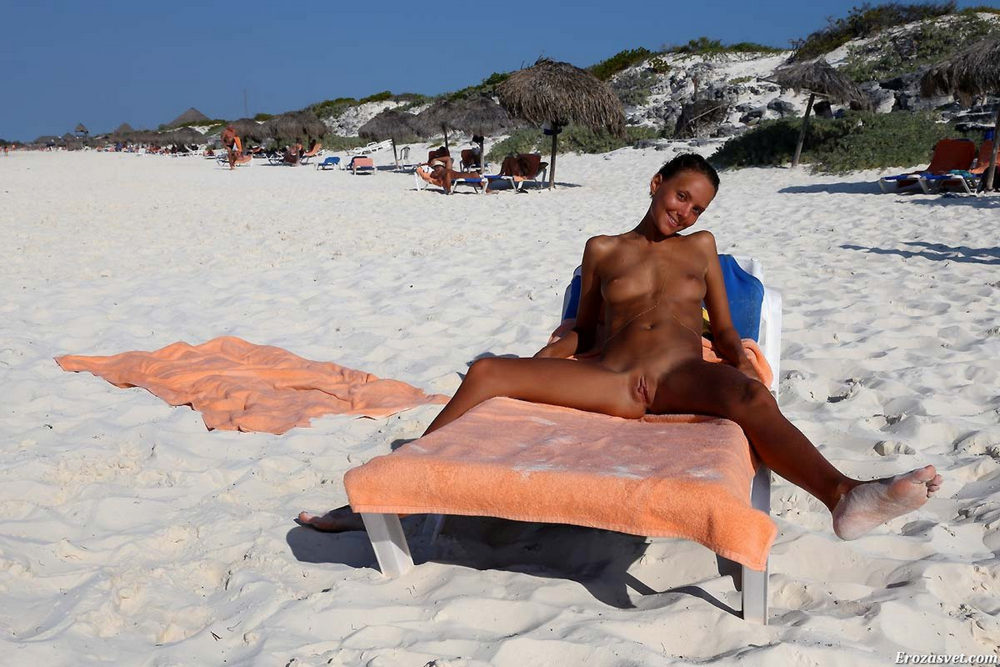 Эротика на нудистском пляже во время отпуска