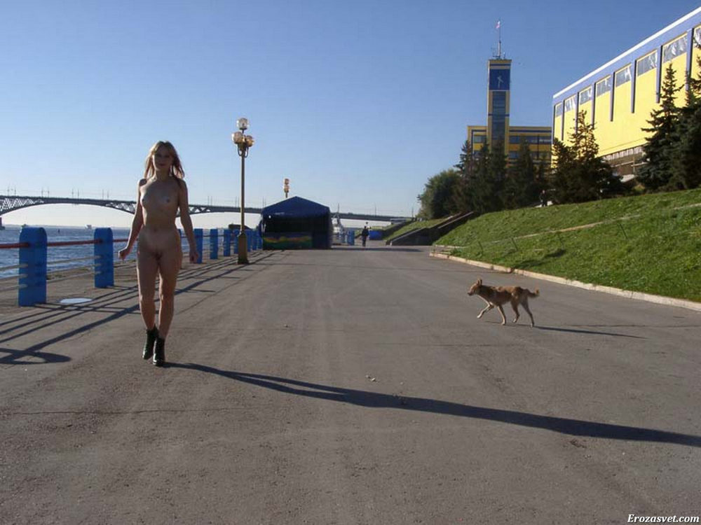 Обнаженная девушка с маленькими сиськами на набережной