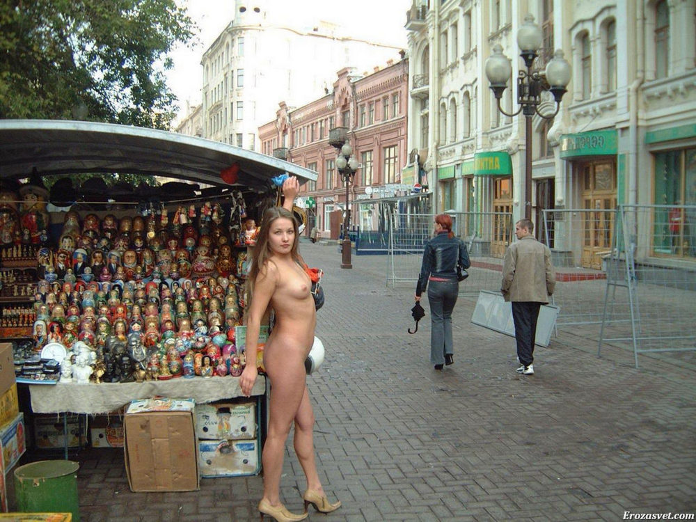 Голая блондинка на Московской улице