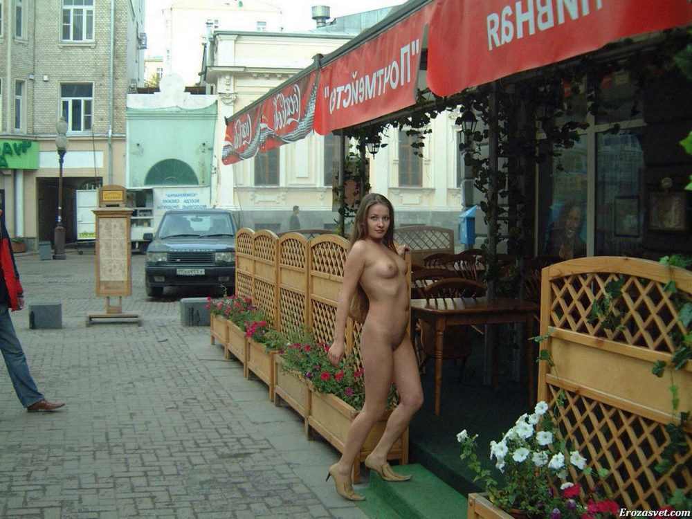 Голая блондинка на Московской улице