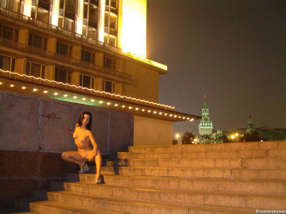 Голая брюнетка в московскую летнюю ночь