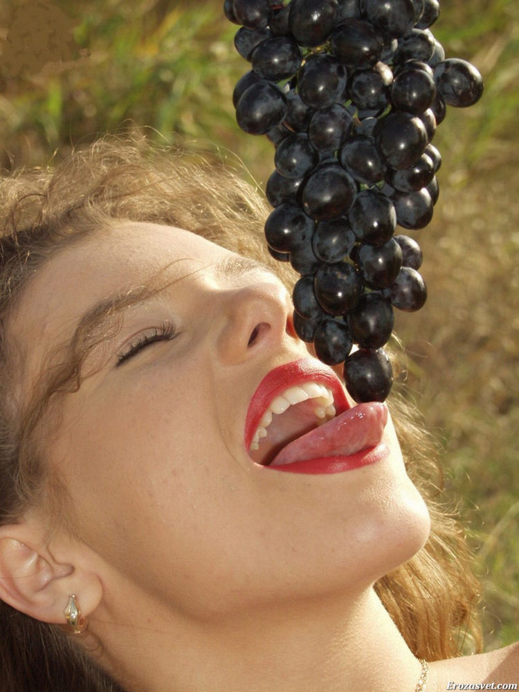 Голая эротика с виноградом на природе