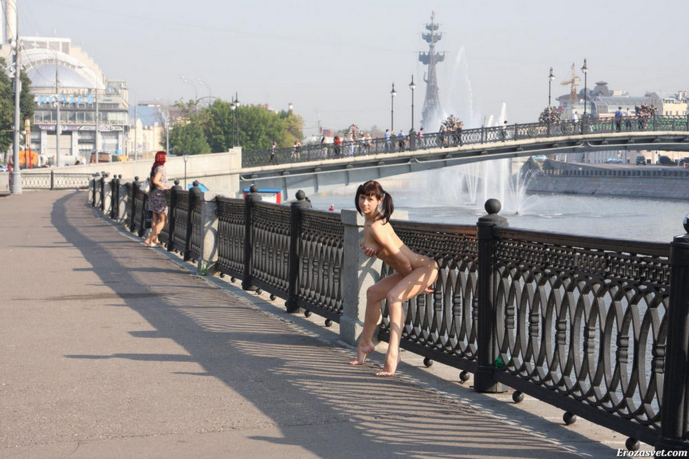 Грудастая брюнетка на набережной в Москве