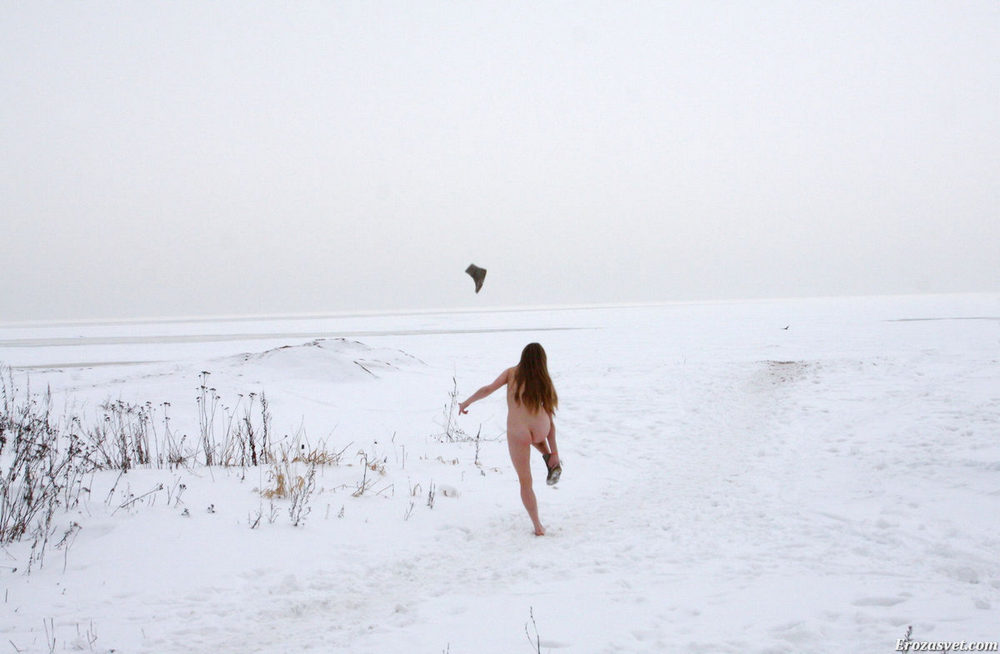 Грудастая девушка позирует зимой на природе