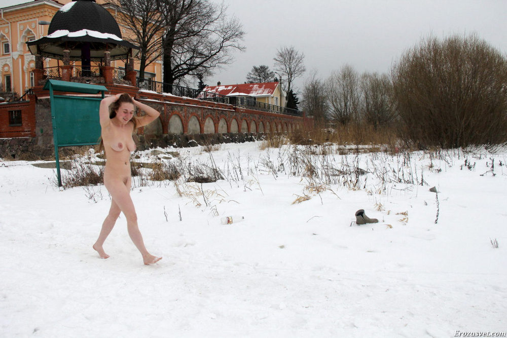 Грудастая девушка позирует зимой на природе