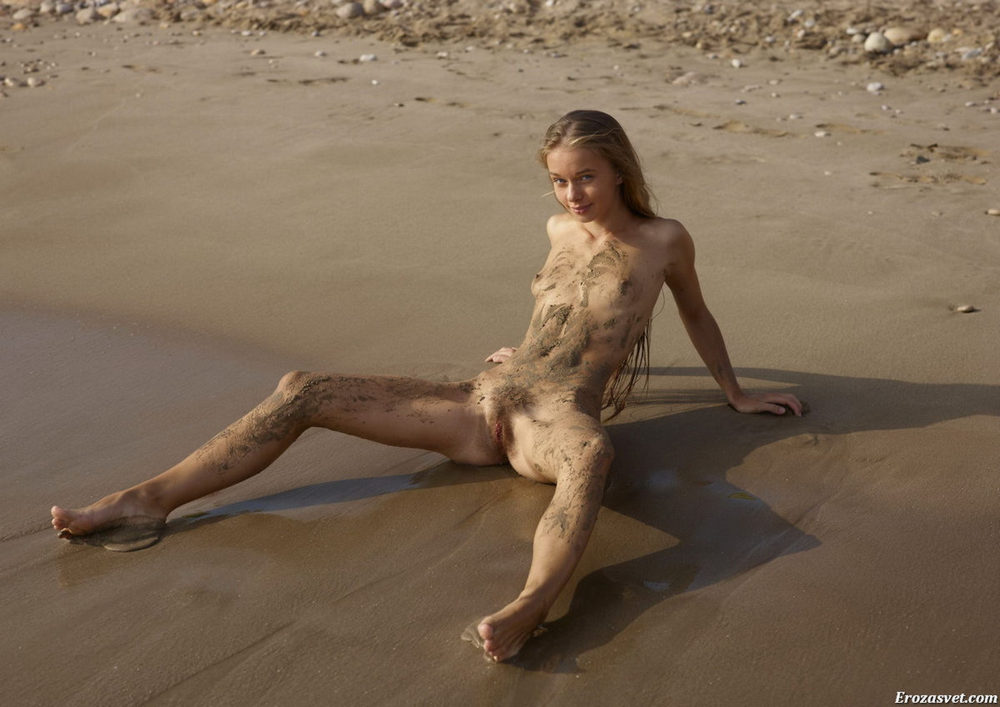 Худая красотка с волосатой писькой голая на пляже