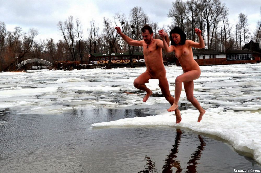 Russain нудисты любит быть голым даже в зимний период