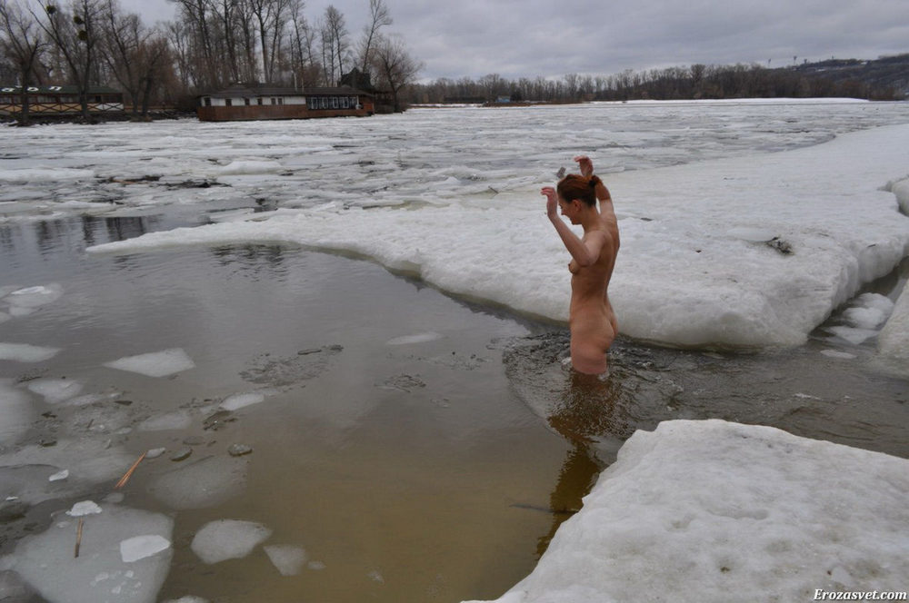 Russain нудисты любит быть голым даже в зимний период