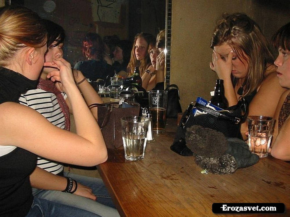 Пьяные девушки играют в покер на раздевание (34 фото)