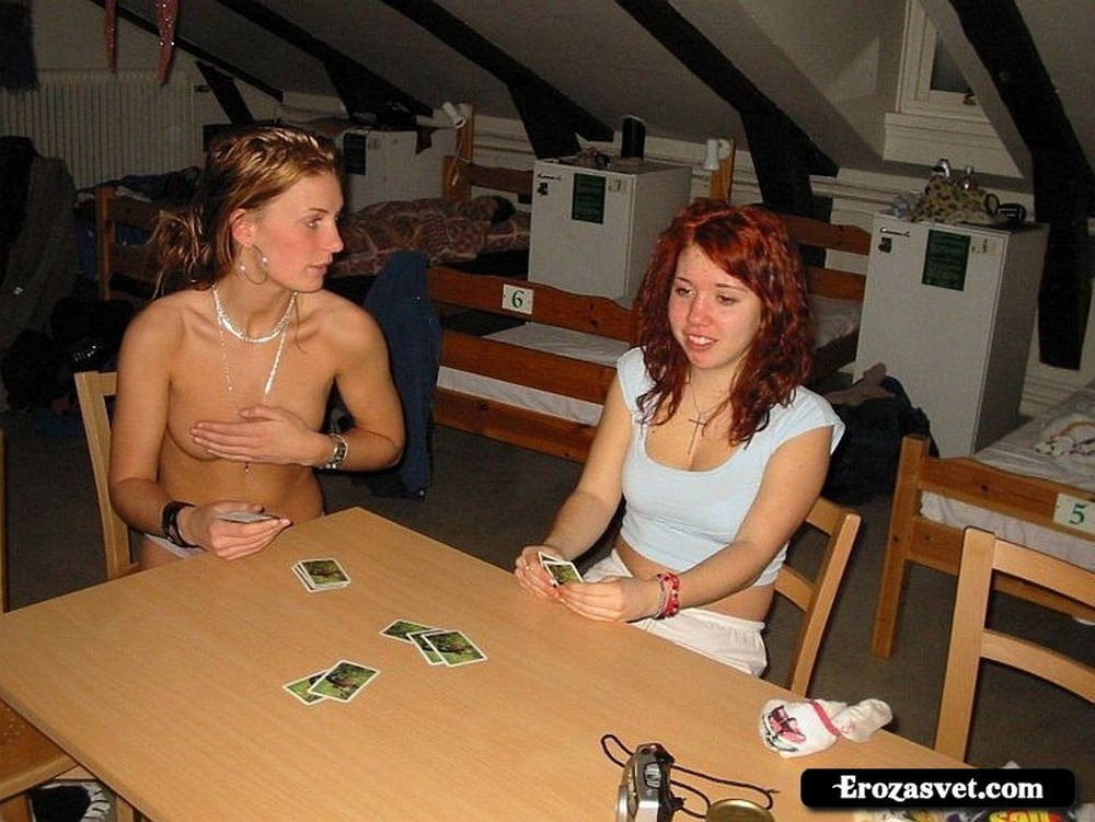 Пьяные девушки играют в покер на раздевание (34 фото)