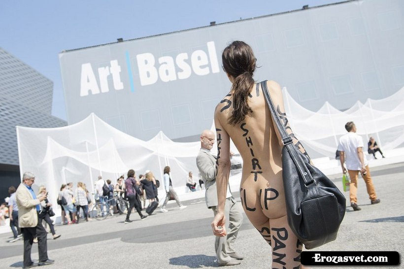 Швейцарская художницы Milo Moire голая на улице