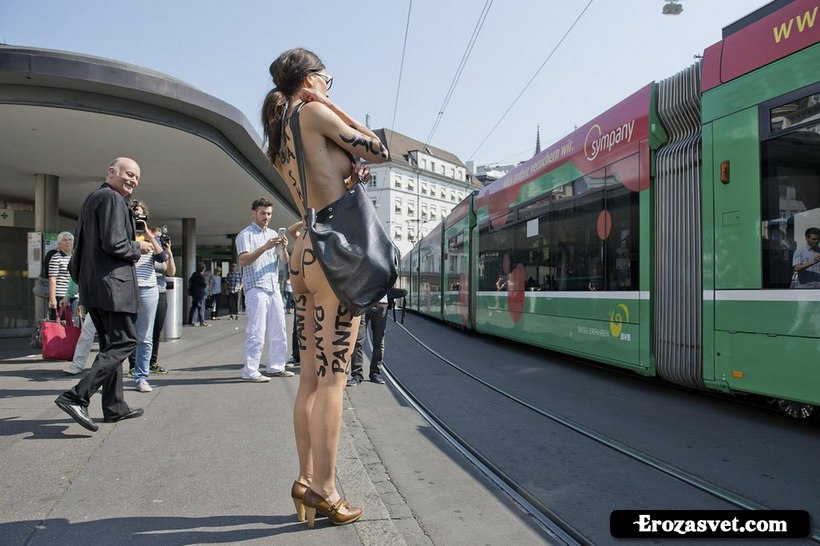 Швейцарская художницы Milo Moire голая на улице