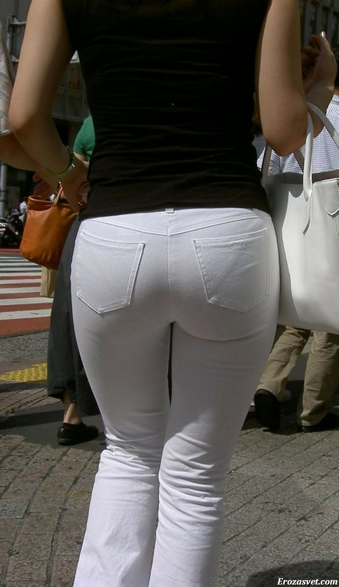 Попа девушки в белых штанах
